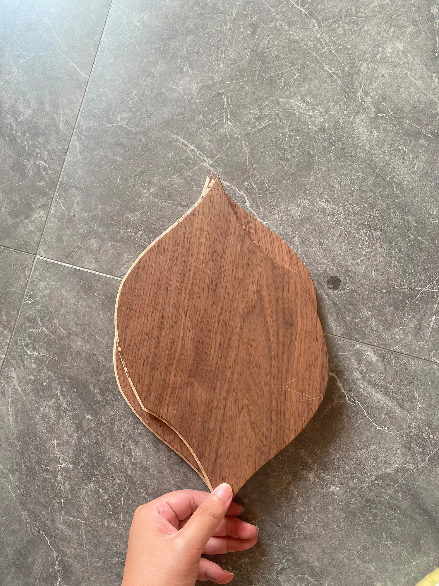 O piesă Vite în nuc ținută în mână